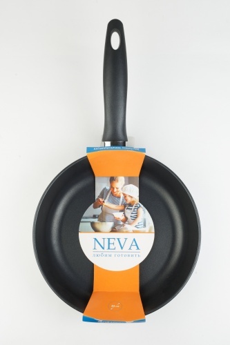Универсальная литая толстостенная сковорода Neva Black с антипригарным покрытием, 28 см
